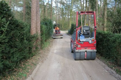 Im Bungalowpark Hoogwolde in Nunspeet wurde beschlossen, die Wegestruktur zu verbessern, wobei Komfort, Ausstrahlung und Wartung eine wichtige Rolle spielten.