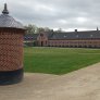 wassergebundene wegedecke vor historischen Gebäuden