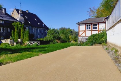 Komex Bio Naturel Schloss Ludenscheid Wanderweg Bouleplatz wassergebundene bio wegedecke